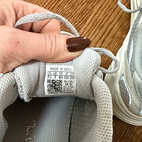 Yeezy Boost 700 V2 Static - Picture 12 of 13